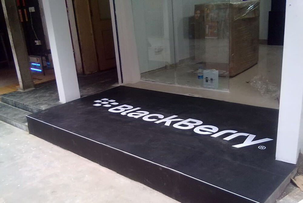 <span>Floor Graphics</span><i>→</i>