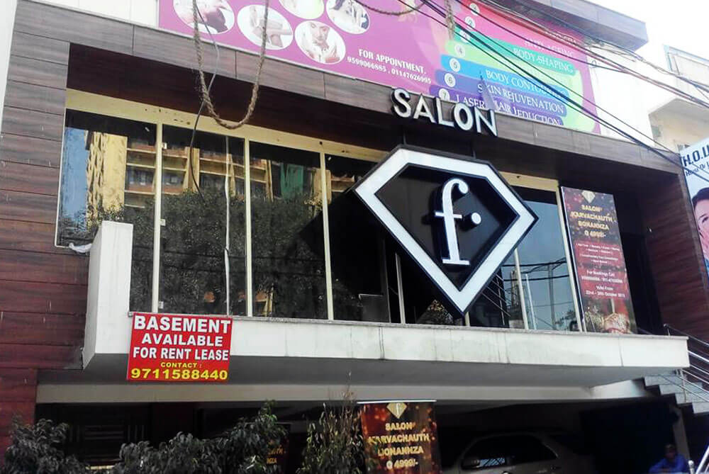 <span>Main Signage</span><i>→</i>