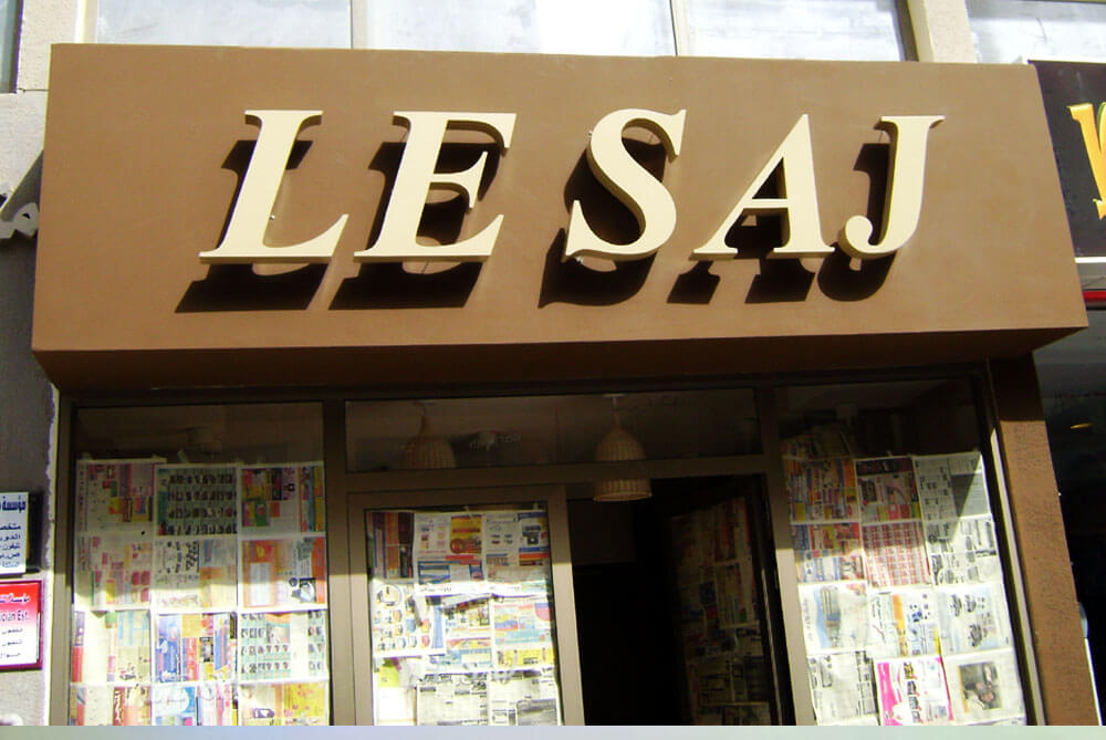 <span>Main Signage</span><i>→</i>